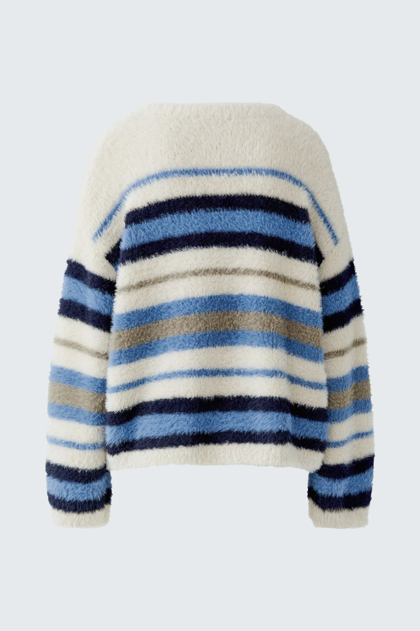 Gestreifter Damen-Pullover: Flauschiger Pullover in Blau- und Beigetönen, ideal für kühle Tage.