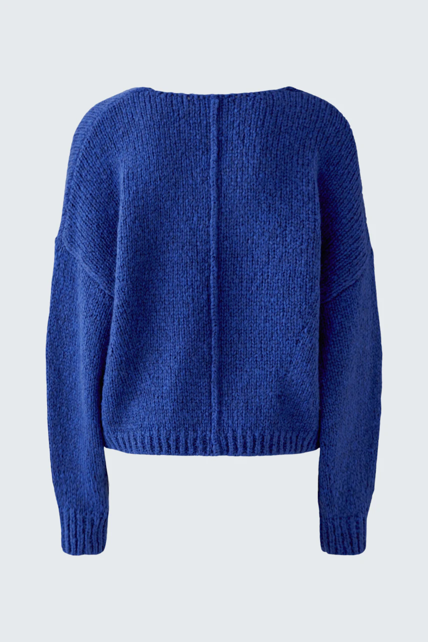 Casual blue pullover: Cozy knit with a relaxed fit, perfect for everyday comfort.