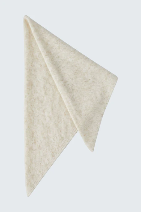 Weicher Damen-Schal in Creme: Ideal für kühle Tage, vielseitig kombinierbar und angenehm zu tragen.