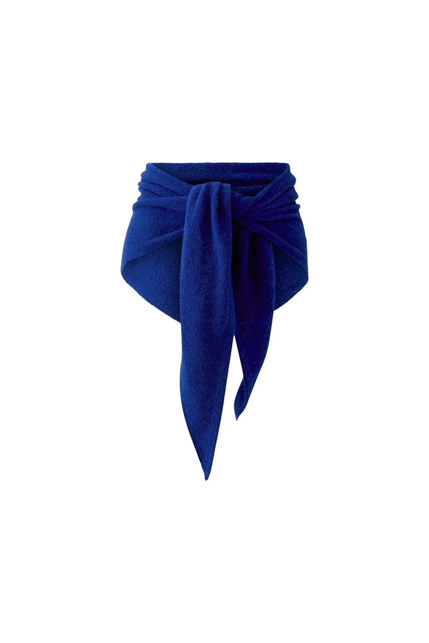 Blauer Schal: Weicher, gestrickter Schal in kräftigem Blau, ideal für kühle Tage.