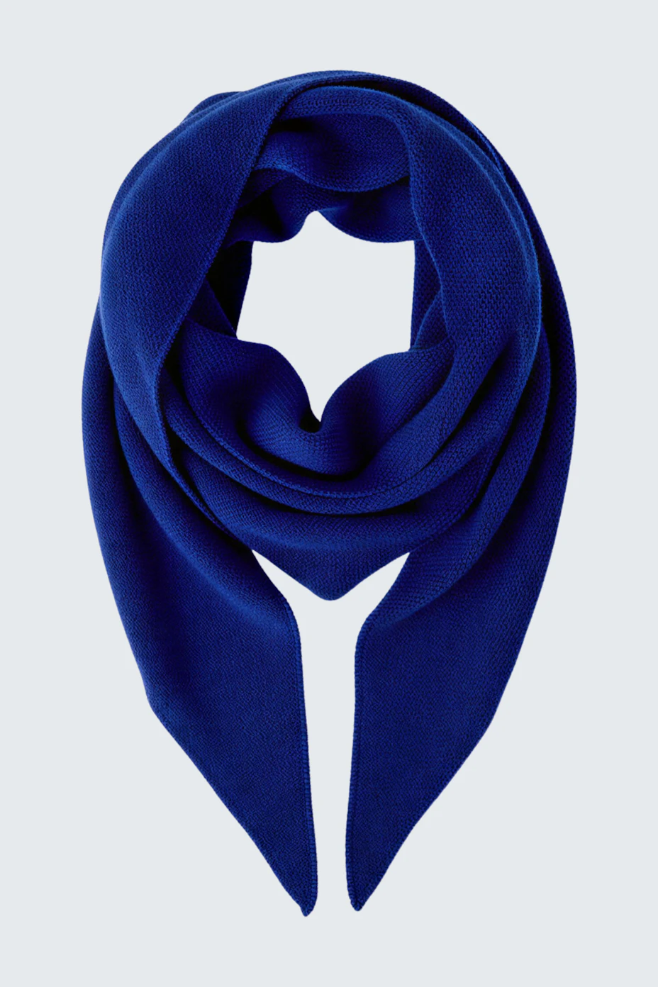 Blauer Schal: Weicher, blauer Schal ohne Model, ideal für kühle Tage.