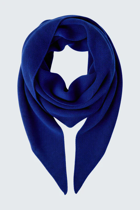 Blauer Schal: Weicher, blauer Schal ohne Model, ideal für kühle Tage.