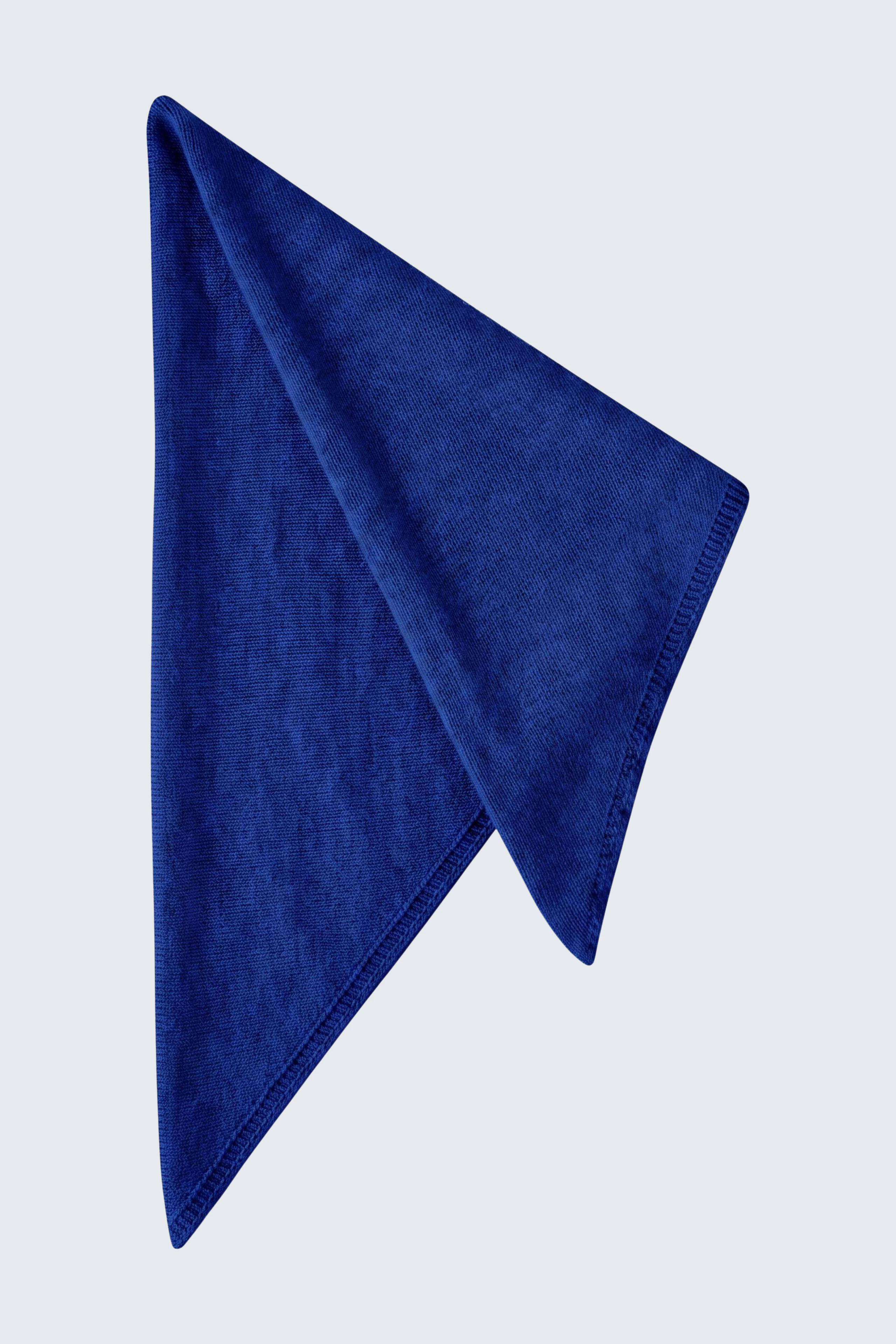 Blauer Damen-Schal: Weicher, gefalteter Schal in kräftigem Blau, ideal für kühle Tage.