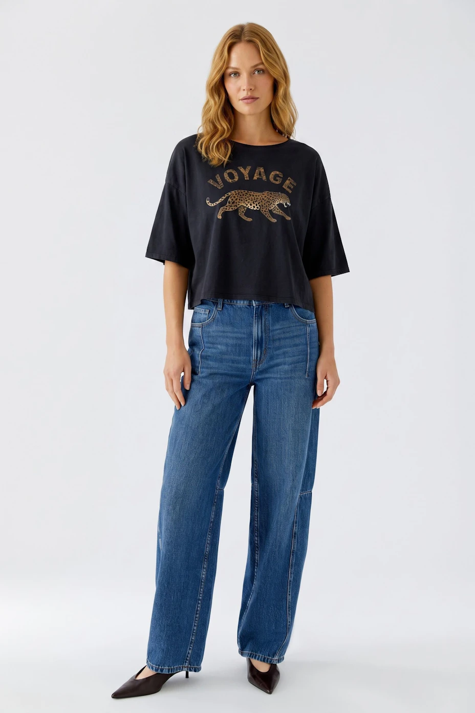 Casual women's T-shirt: Black with "Voyage" and leopard graphic, relaxed fit, short sleeves.