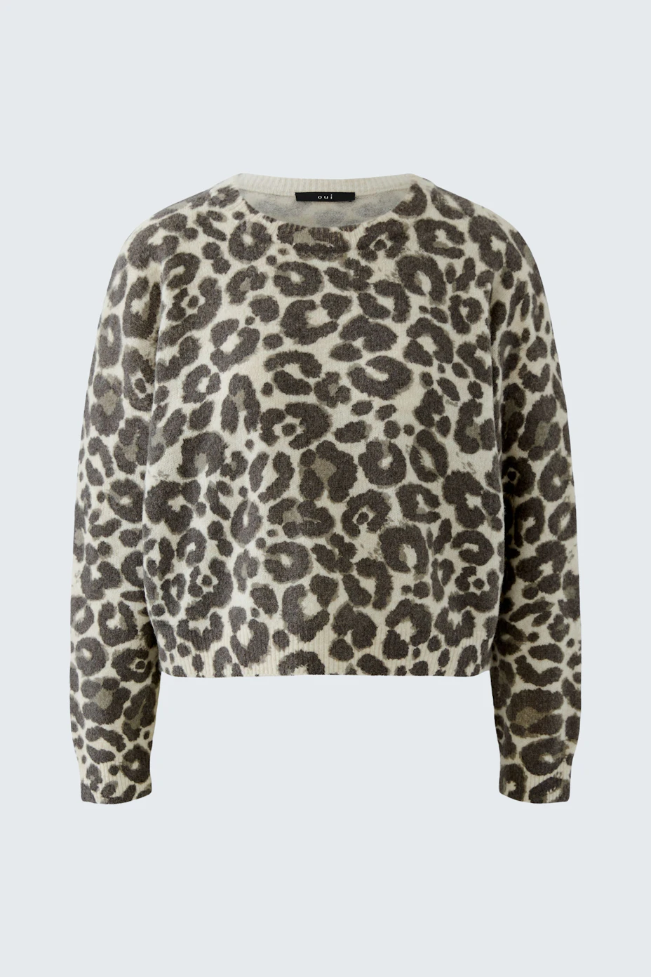 Leopardenmuster-Pullover: Weicher Strickpullover mit auffälligem Leopardenmuster, ohne Model präsentiert.