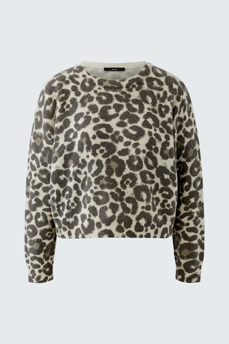 Leopardenmuster-Pullover: Weicher Strickpullover mit auffälligem Leopardenmuster, ohne Model präsentiert.