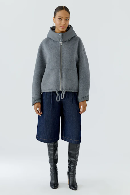 Graue Damen-Jacke: Bequeme Kapuzenjacke mit Reißverschluss und Kordelzug, ideal für kühle Tage.