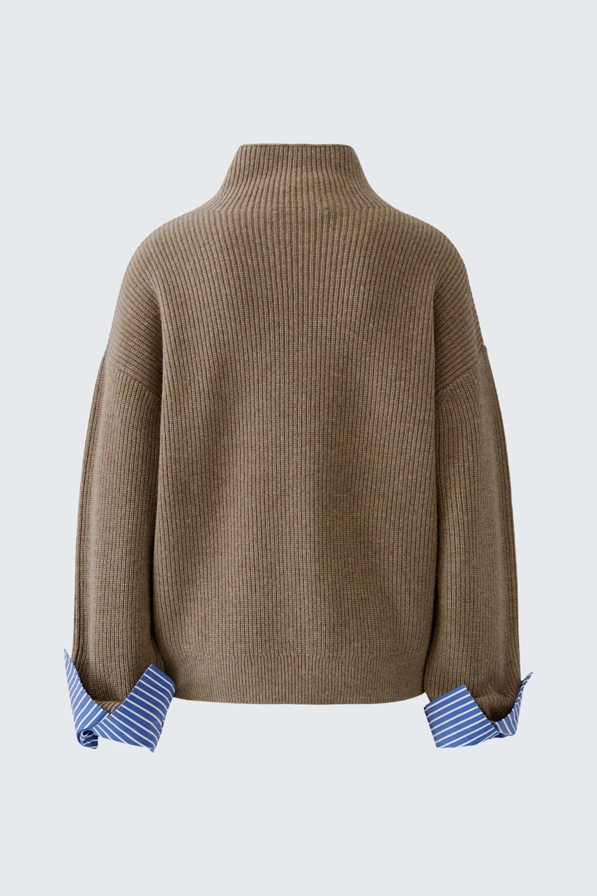 Brauner Damen-Pullover: Rückansicht mit breitem Kragen und blauen gestreiften Ärmelabschlüssen.