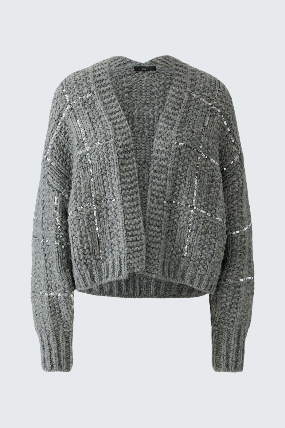 Graue Strickjacke: Weiche, grob gestrickte Damenjacke ohne Model, ideal für kühle Tage.