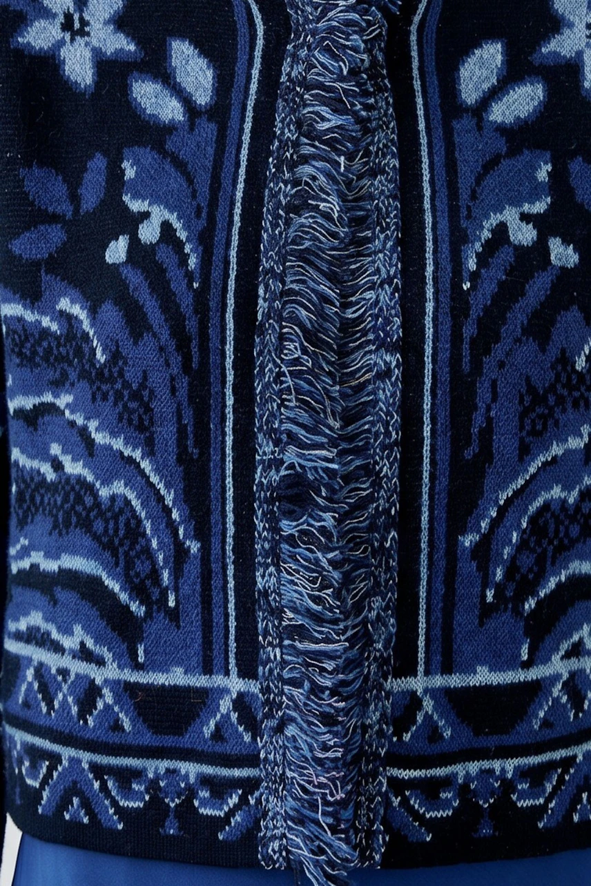 Strickjacke in Blau: Detailaufnahme des Musters mit Fransen, ohne Model, zeigt das Design der Jacke.