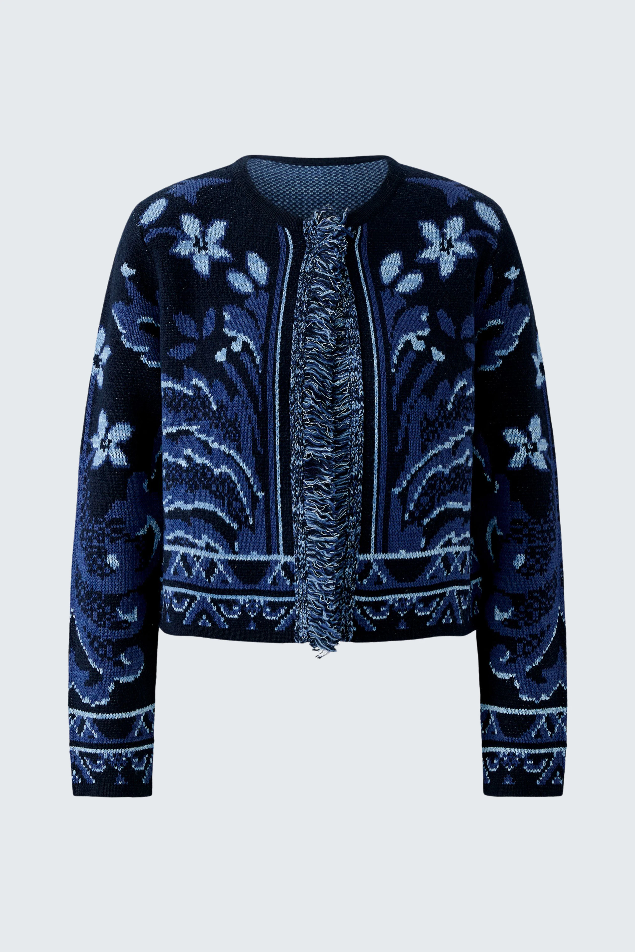 Strickjacke in Blau mit floralem Muster und Fransen, ohne Model abgebildet.