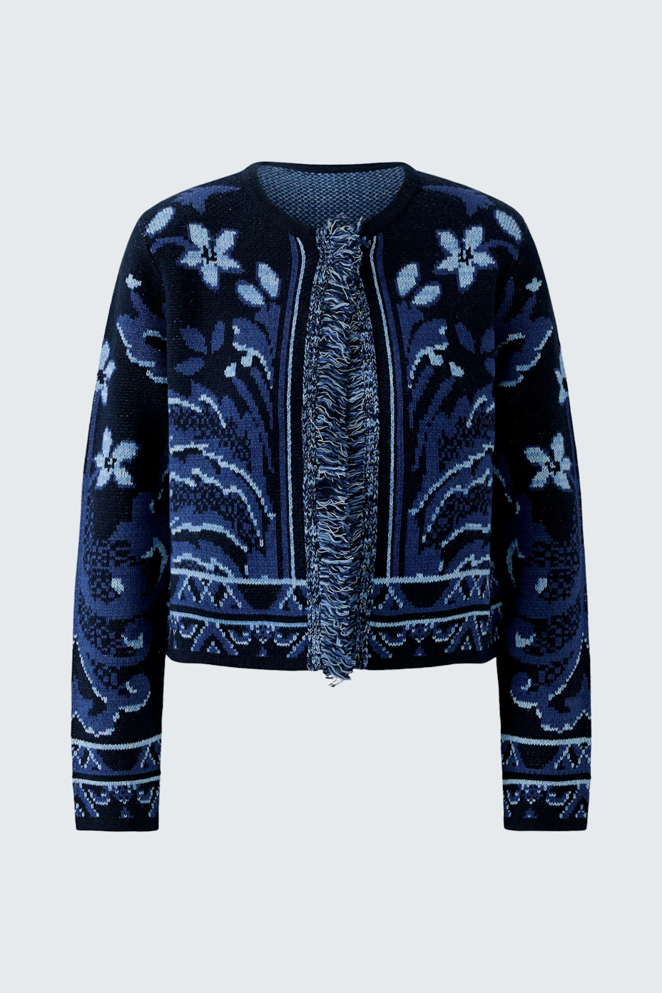 Strickjacke in Blau mit floralem Muster und Fransen, ohne Model abgebildet.