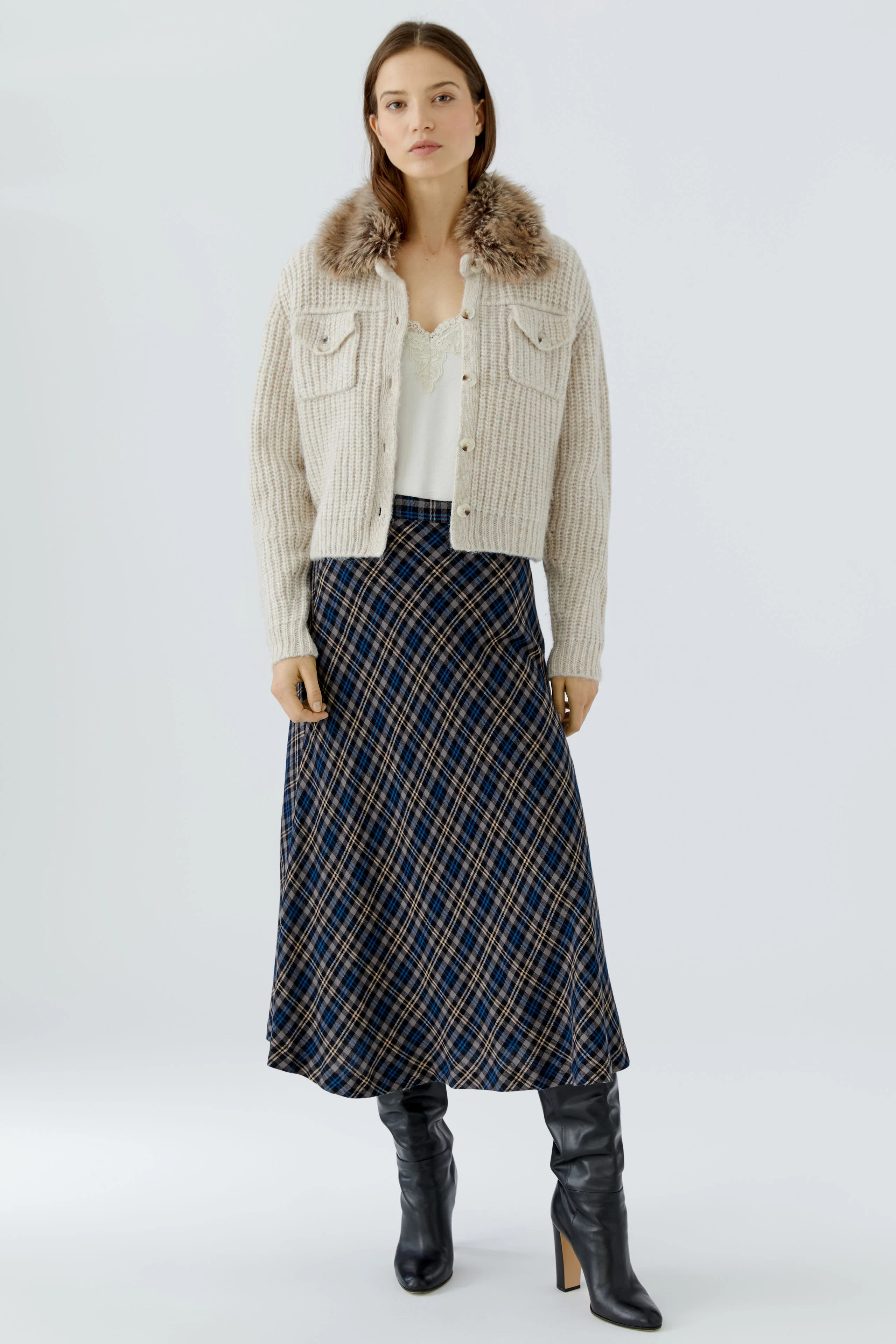 Strickjacke mit Kunstfellkragen: Beige, grob gestrickt, ohne Model, ideal für kühle Tage.