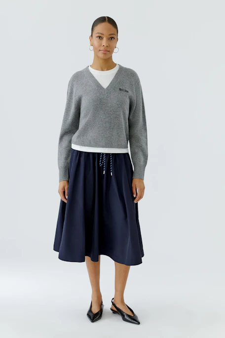 Grauer Damen-Pullover: Schlichter V-Ausschnitt, weiches Material, ideal für lässige Outfits.