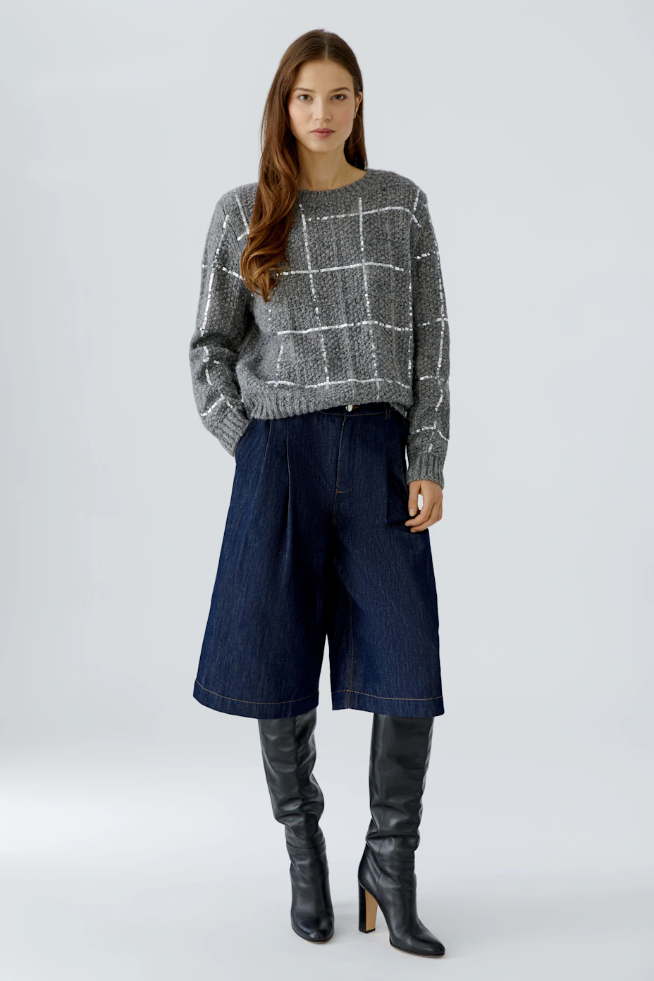 Cozy women's pullover: Grey knit with white grid pattern, perfect for casual comfort.