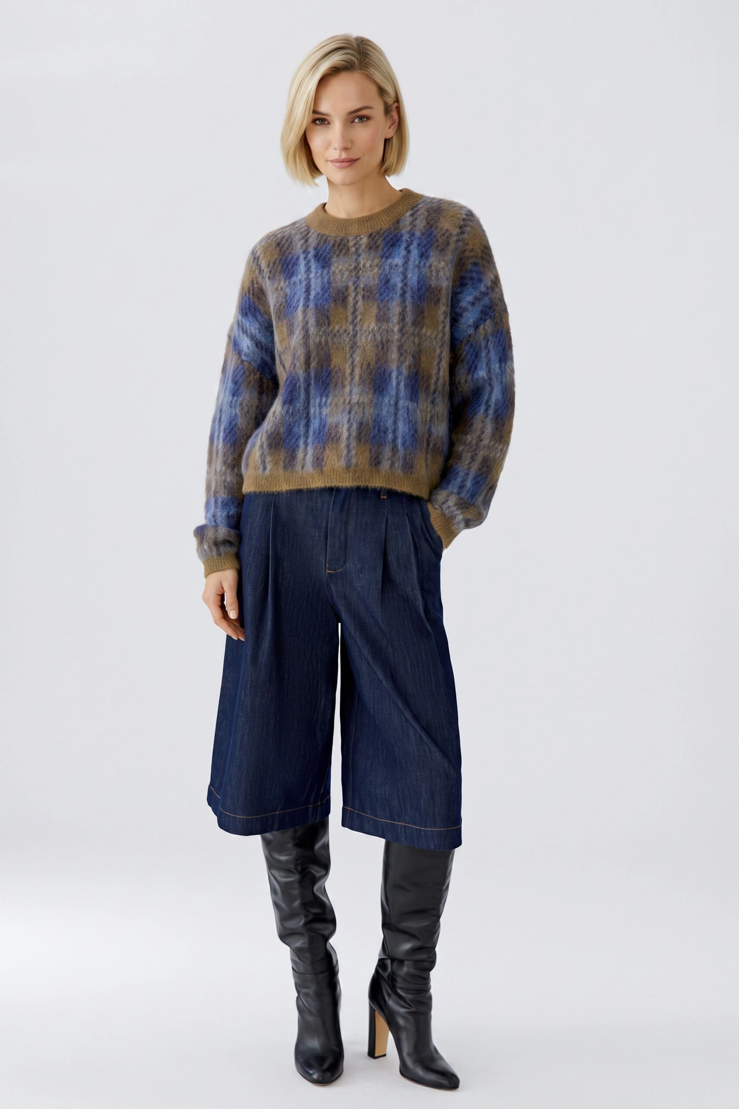 Kariertes Damen-Pullover: Blau-braunes Muster, lässiger Schnitt, ideal für kühle Tage.