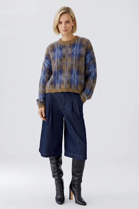 Kariertes Damen-Pullover: Blau-braunes Muster, lässiger Schnitt, ideal für kühle Tage.