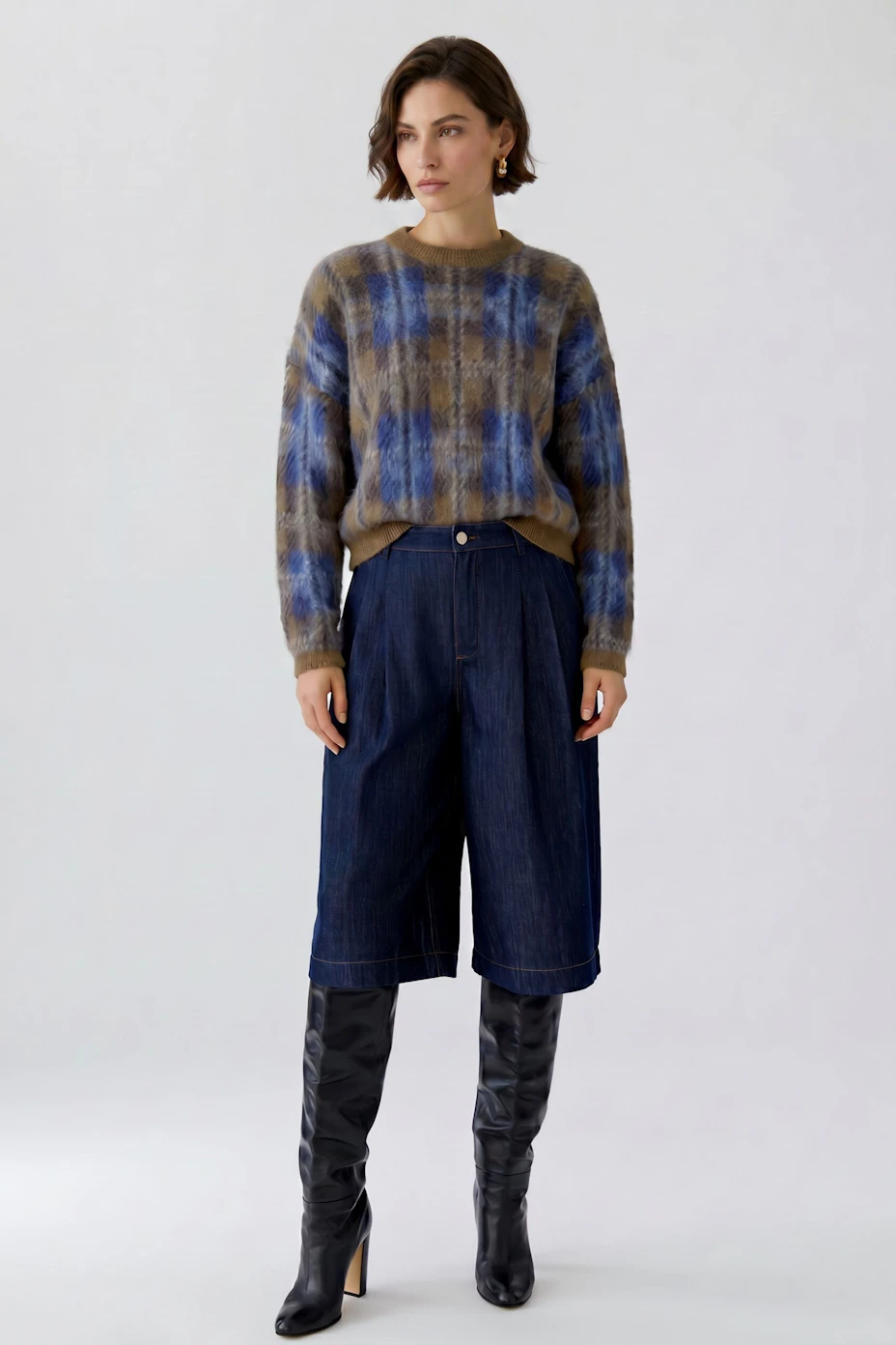 Casual women's pullover: Blue and brown checkered pattern, perfect for a cozy, stylish look.