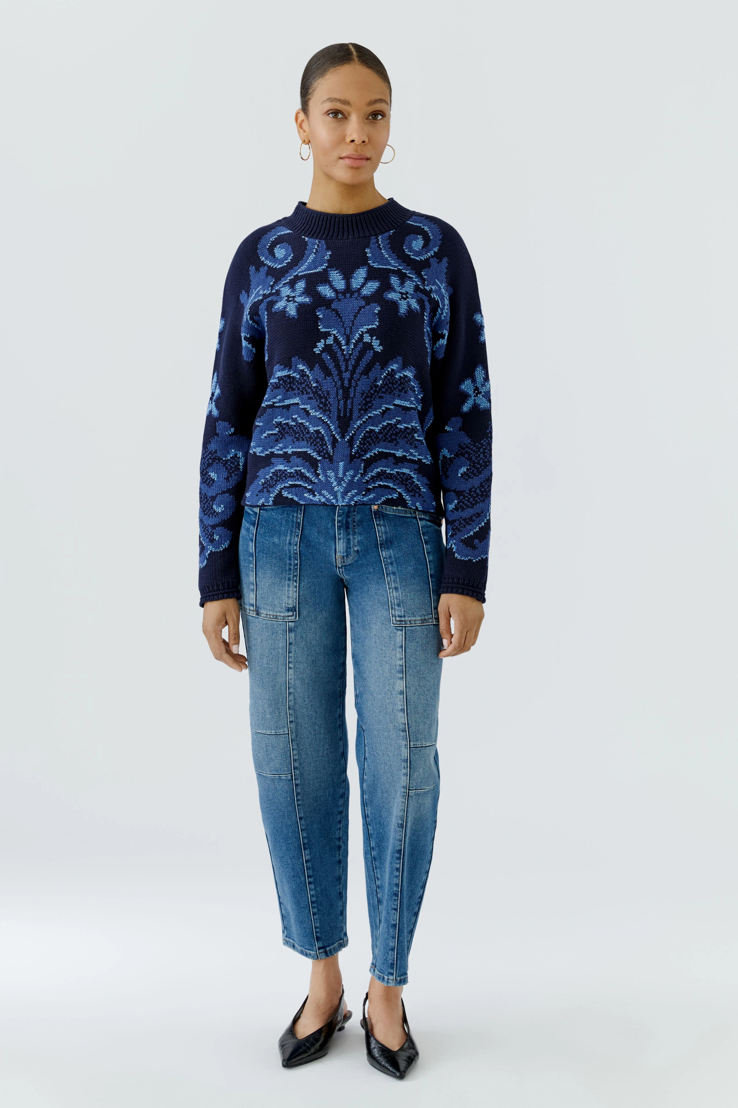 Damen-Pullover: Dunkelblauer Strickpullover mit floralem Muster in Blau, ohne Model abgebildet.