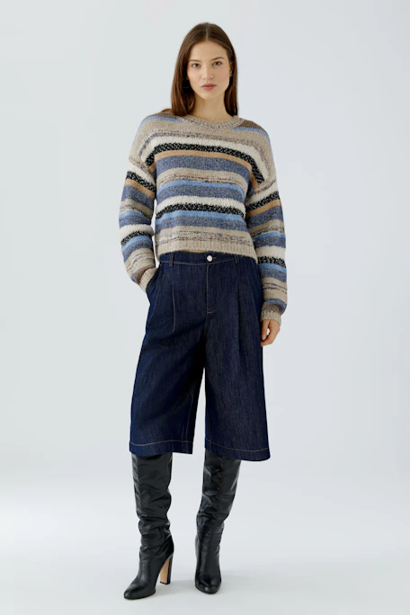 Gestreifter Damen-Pullover: Beigefarbener Strickpullover mit blauen und schwarzen Streifen, ohne Model.