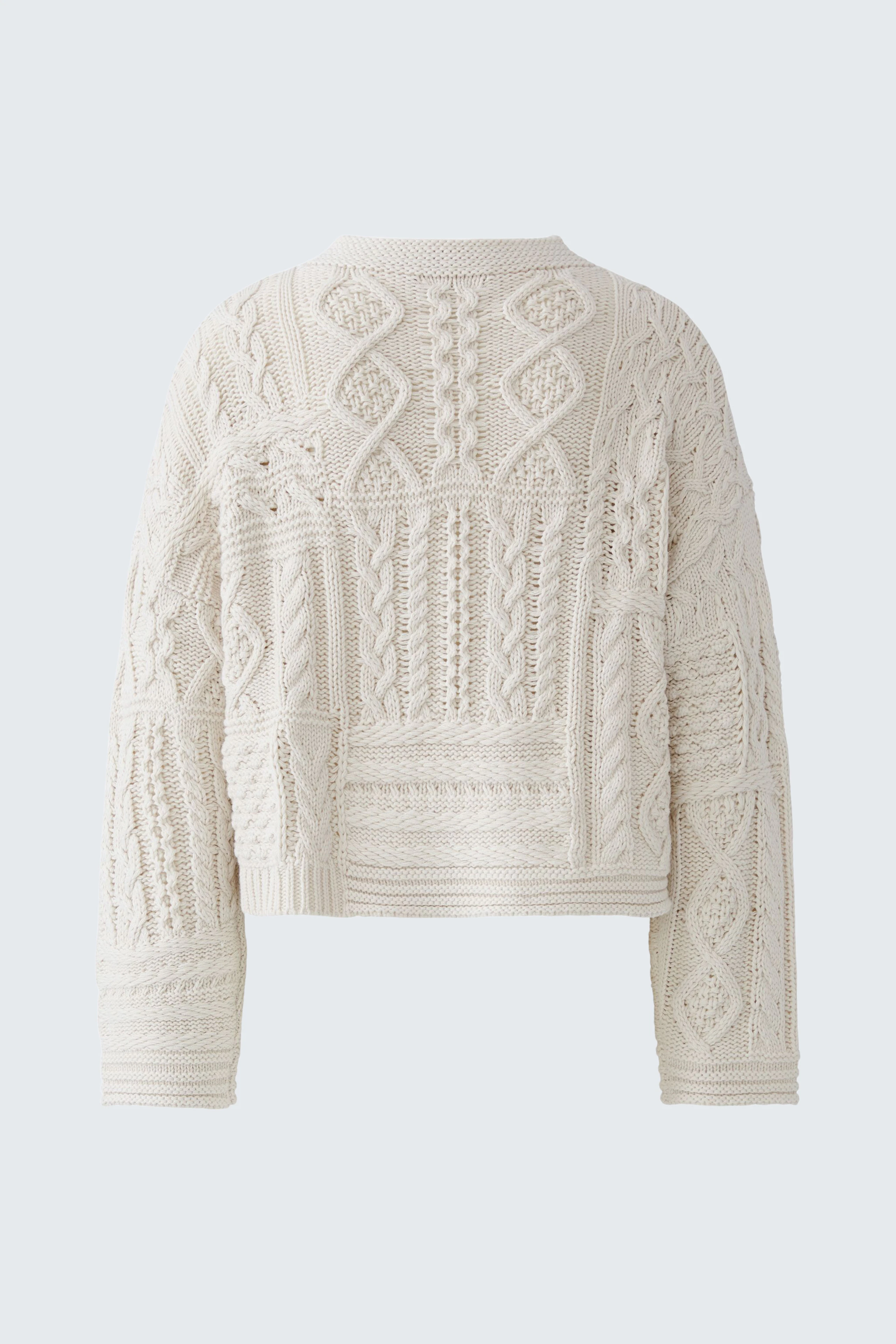 Weißer Damen-Pullover: Strickpullover mit Zopfmuster, ohne Model, schlicht und vielseitig kombinierbar.