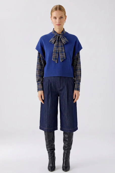 Blauer Damen-Pullunder: Schlichter, ärmelloser Strickpullunder in kräftigem Blau, ideal für vielseitige Outfits.