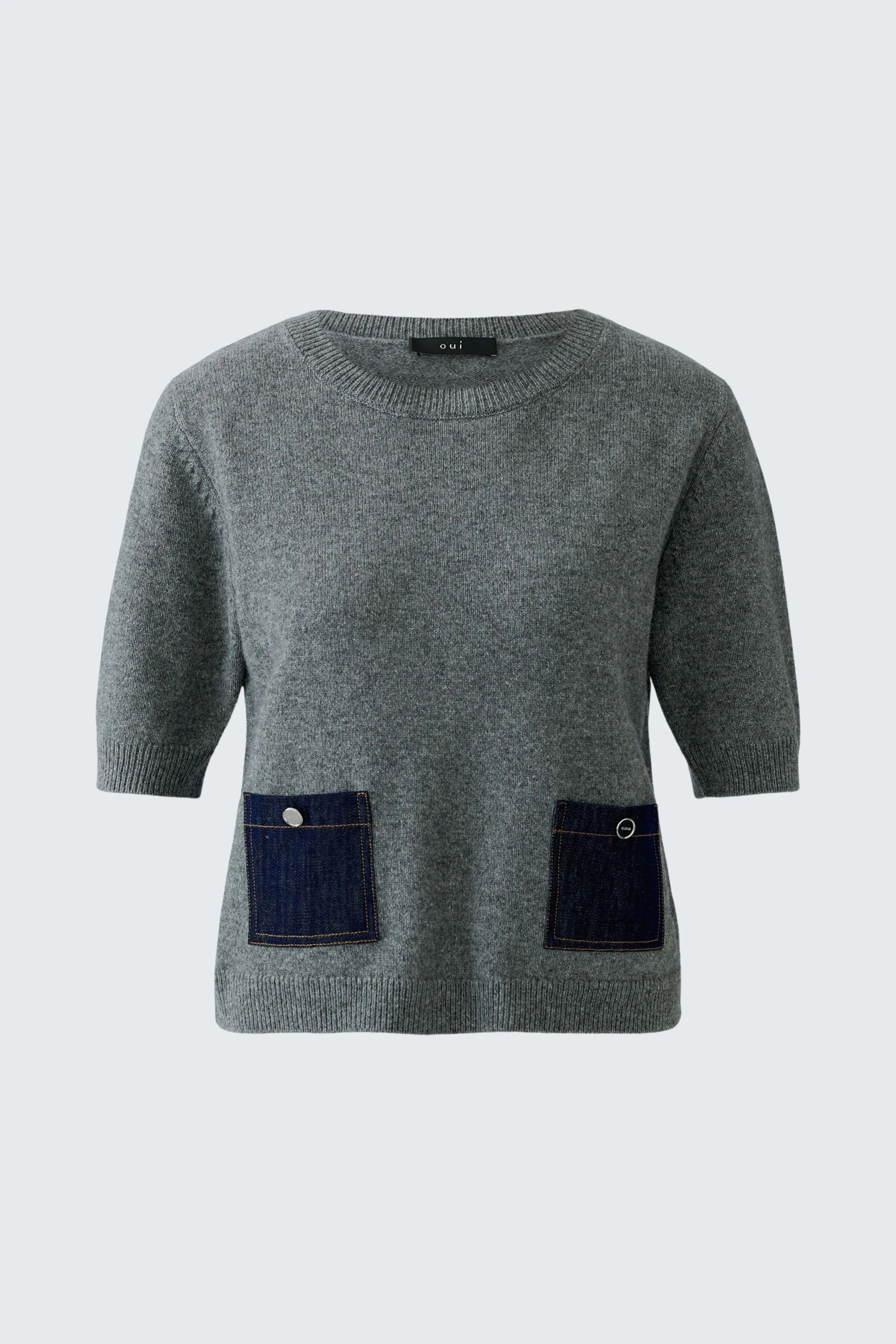 Grauer Damen-Pullover: Strickpullover mit kurzen Ärmeln und zwei aufgesetzten Taschen vorne.