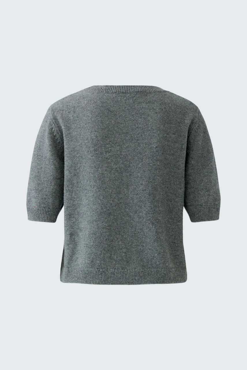 Grauer Damen-Pullover: Schlichter Strickpullover mit halblangen Ärmeln, ideal für lässige Outfits.