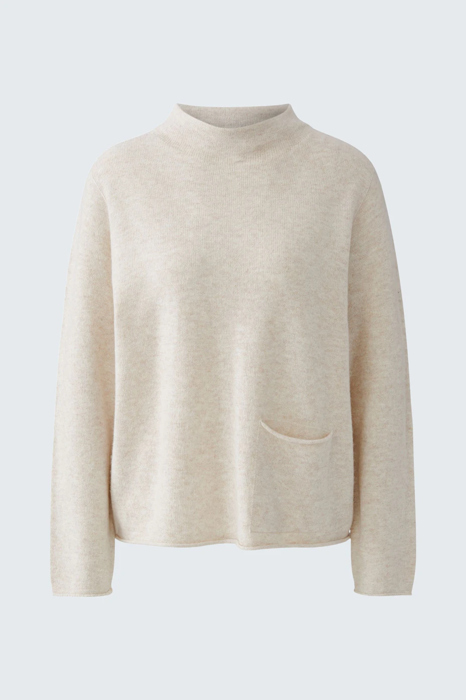 Beiger Damen-Pullover: Schlichter Strickpullover mit hohem Kragen und aufgesetzter Tasche, ohne Model.