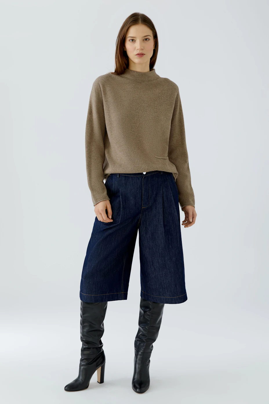 Casual women's pullover: Brown pullover with a high neck and pocket detail, perfect for everyday wear.