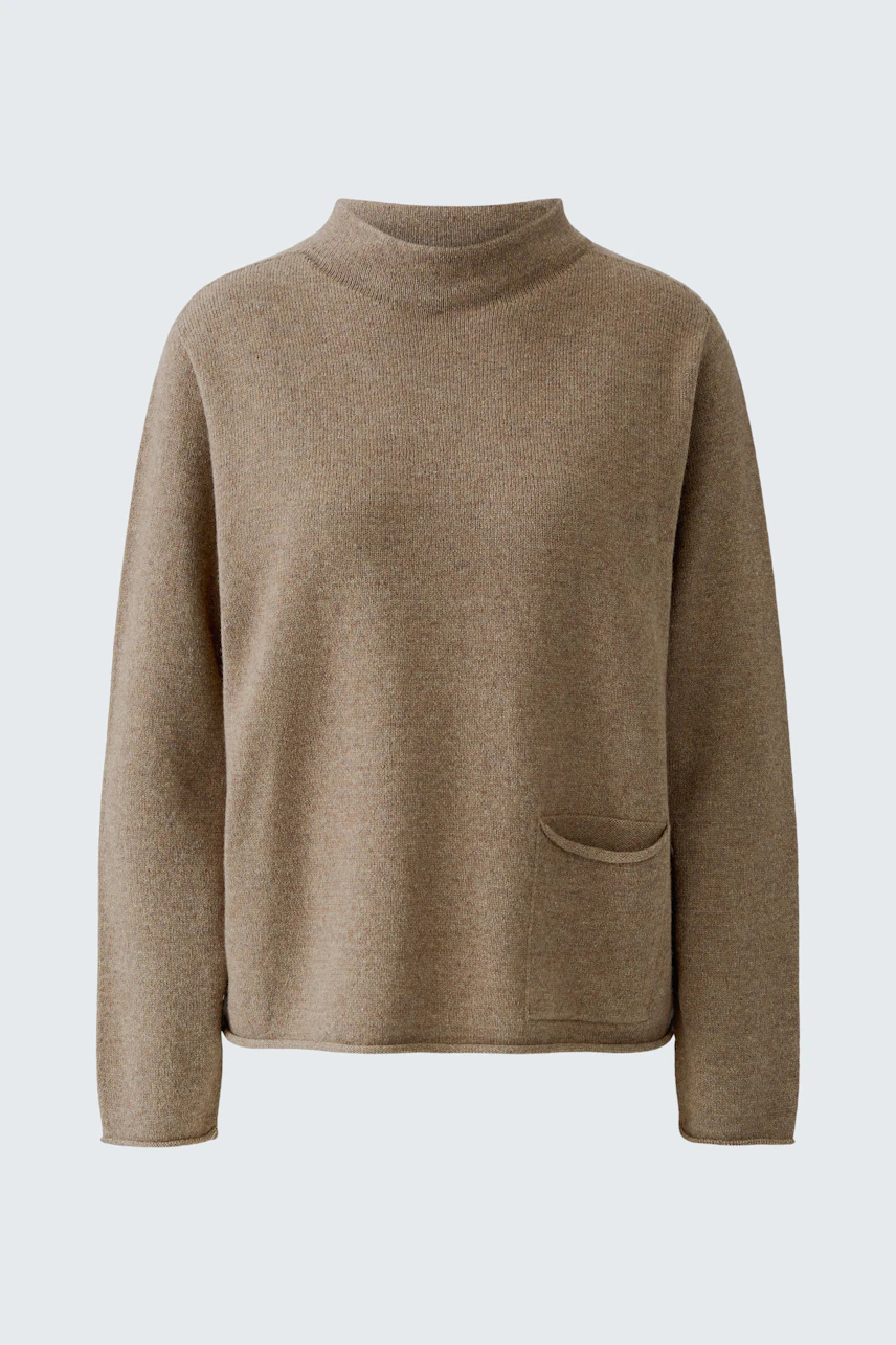 Casual women's pullover: Brown pullover with a high neck and pocket detail, perfect for everyday wear.