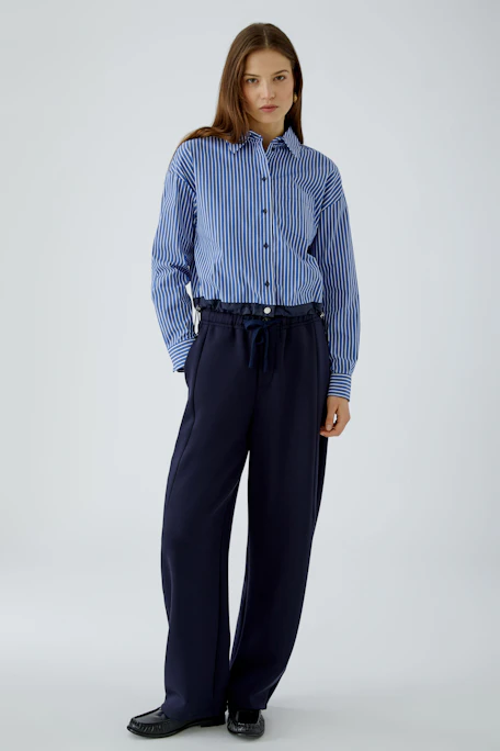 Casual women's pants: Navy blue, wide-leg pants with an elastic waistband, perfect for relaxed wear.
