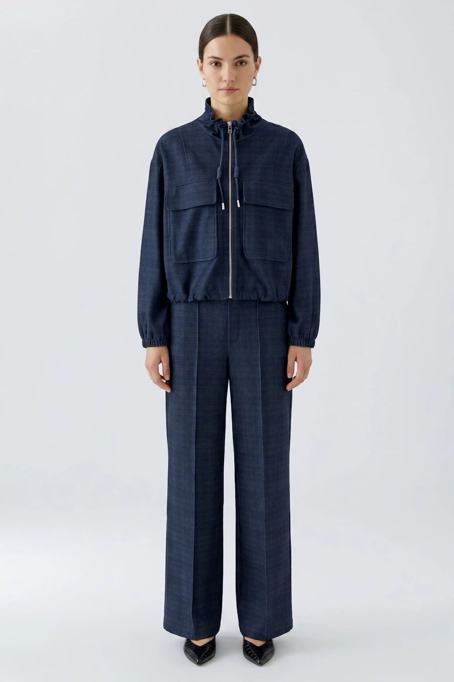 Casual women's pants: Wide-leg navy trousers with a high waist, perfect for a relaxed look.