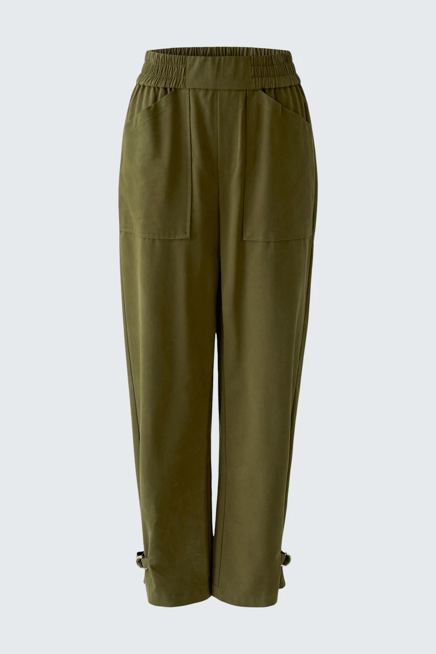 Casual women's pants: Olive green pants with elastic waistband and large front pockets.