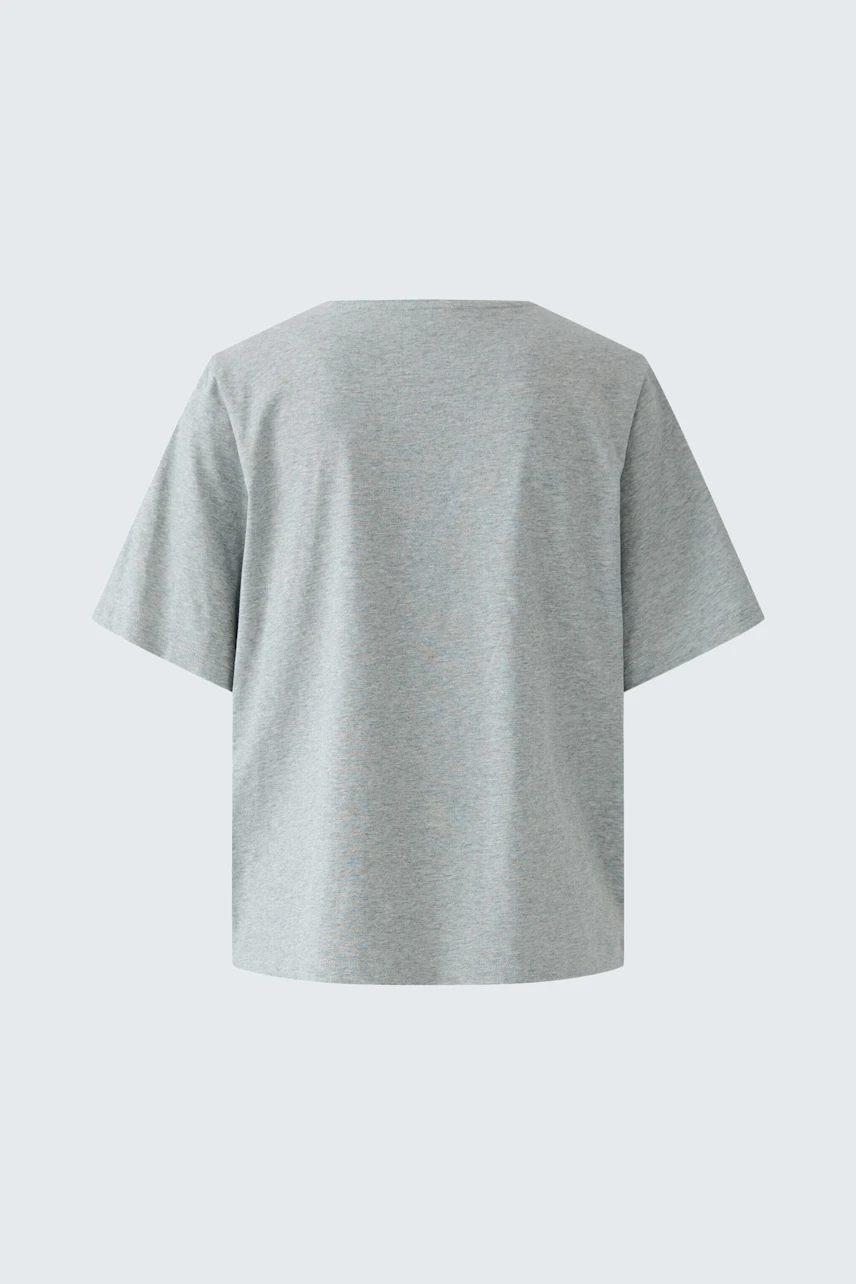 Casual women's T-shirt: Simple grey T-shirt with short sleeves, perfect for everyday wear.