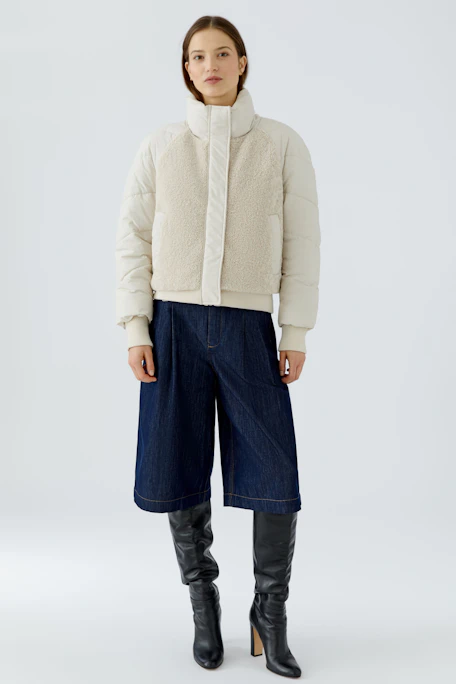 Weiße Outdoorjacke: Kuschelige Damenjacke mit Stehkragen und Reißverschluss, ideal für kalte Tage.