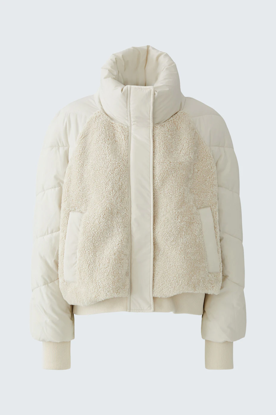 Weiße Outdoorjacke: Kuschelige Damenjacke mit Stehkragen und Reißverschluss, ideal für kalte Tage.