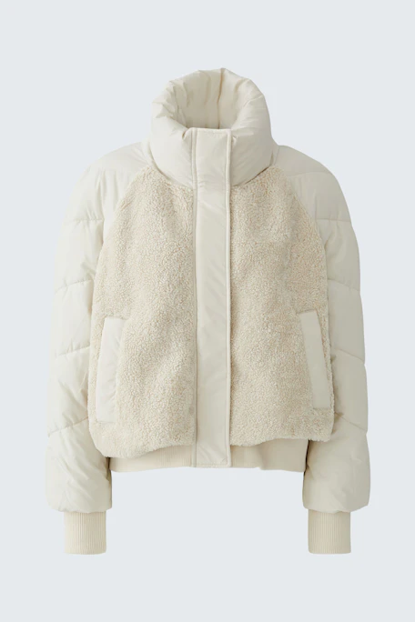 Weiße Outdoorjacke: Kuschelige Damenjacke mit Stehkragen und Reißverschluss, ideal für kalte Tage.