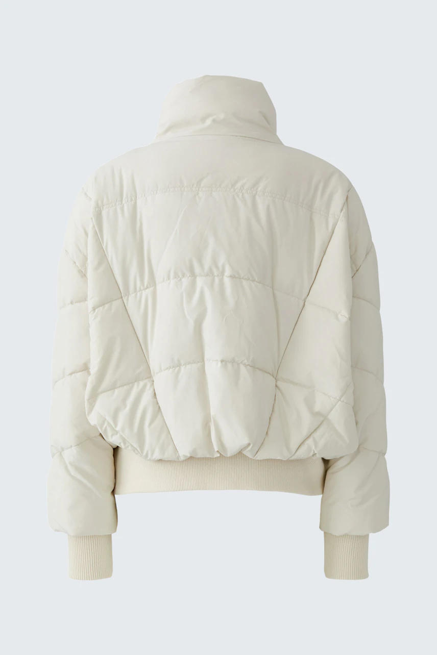 Weiße Outdoorjacke: Wattierte Jacke mit hohem Kragen und breiten Bündchen, ideal für kalte Tage.