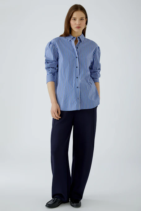Gestreifte Hemdbluse in Blau-Weiß ohne Model, klassischer Schnitt, ideal für vielseitige Outfits.