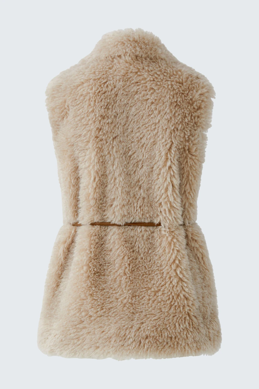 Kuschelige Damen-Weste aus weichem Fellimitat in Beige, ideal für kalte Tage.