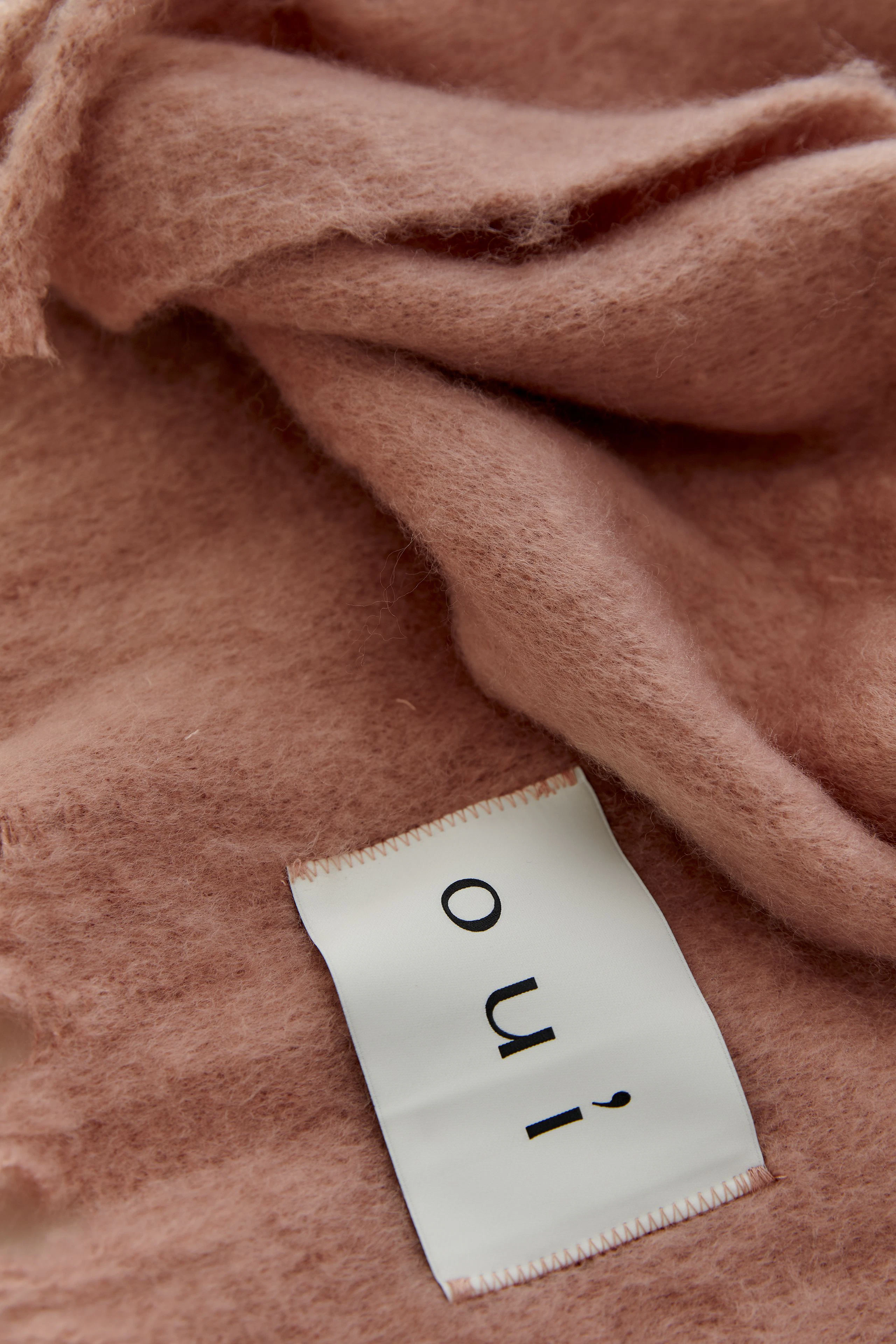 Weicher Damen-Pullover: Flauschiger rosa Pullover aus Wolle, ideal für gemütliche Tage.