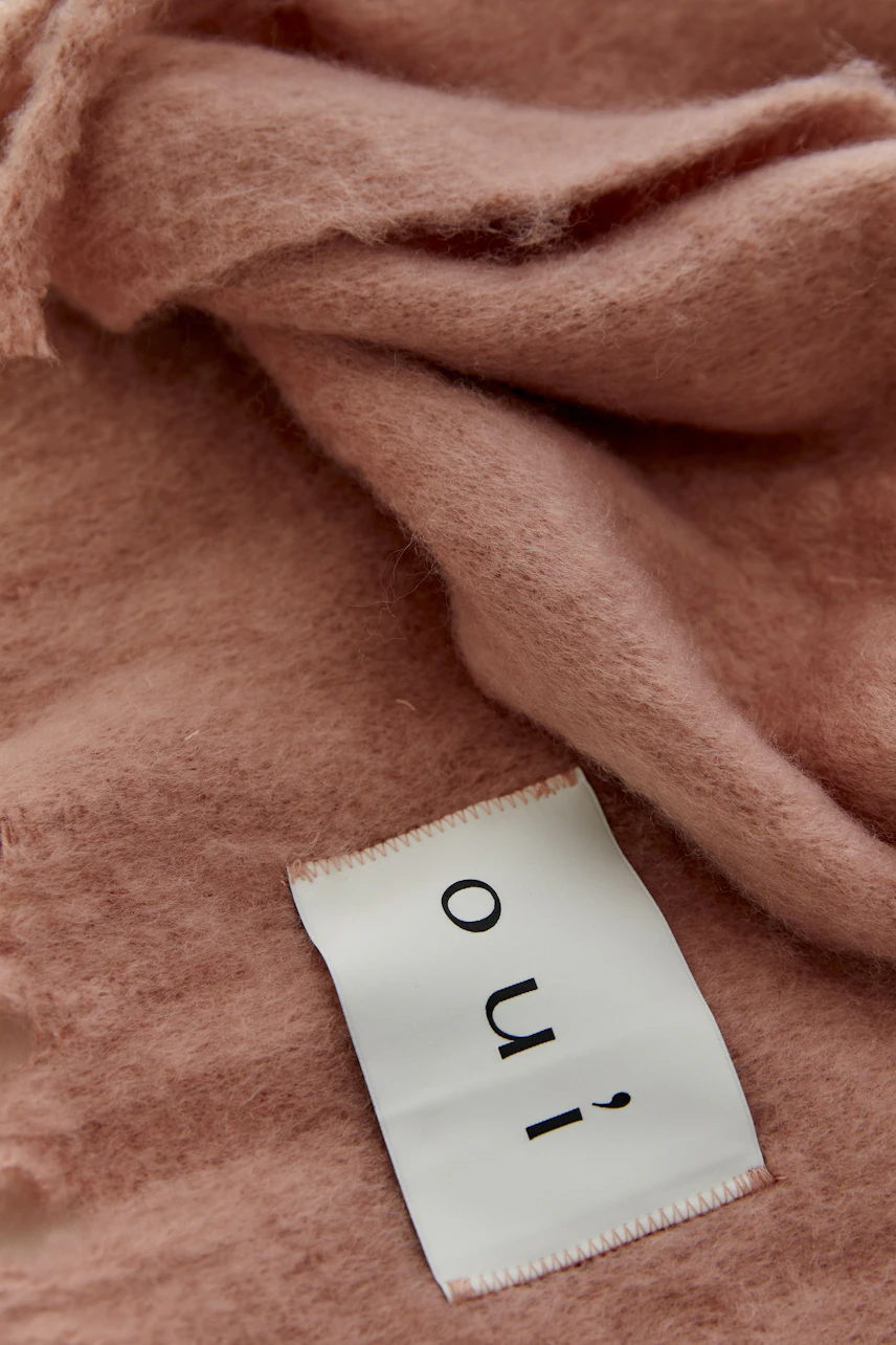 Weicher Damen-Pullover: Flauschiger rosa Pullover aus Wolle, ideal für gemütliche Tage.