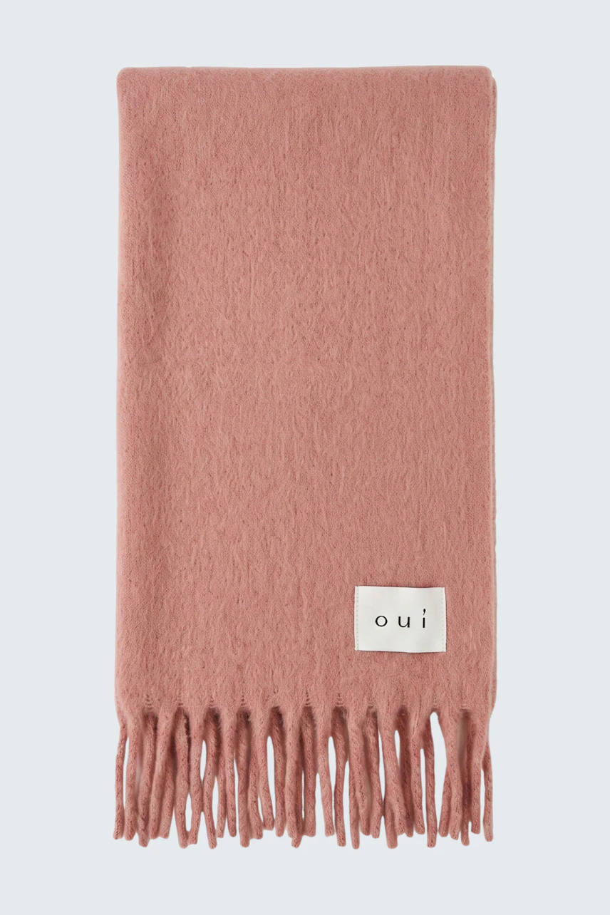 Weicher Damen-Schal in Rosa mit Fransen und Oui-Label, ideal für kühle Tage.