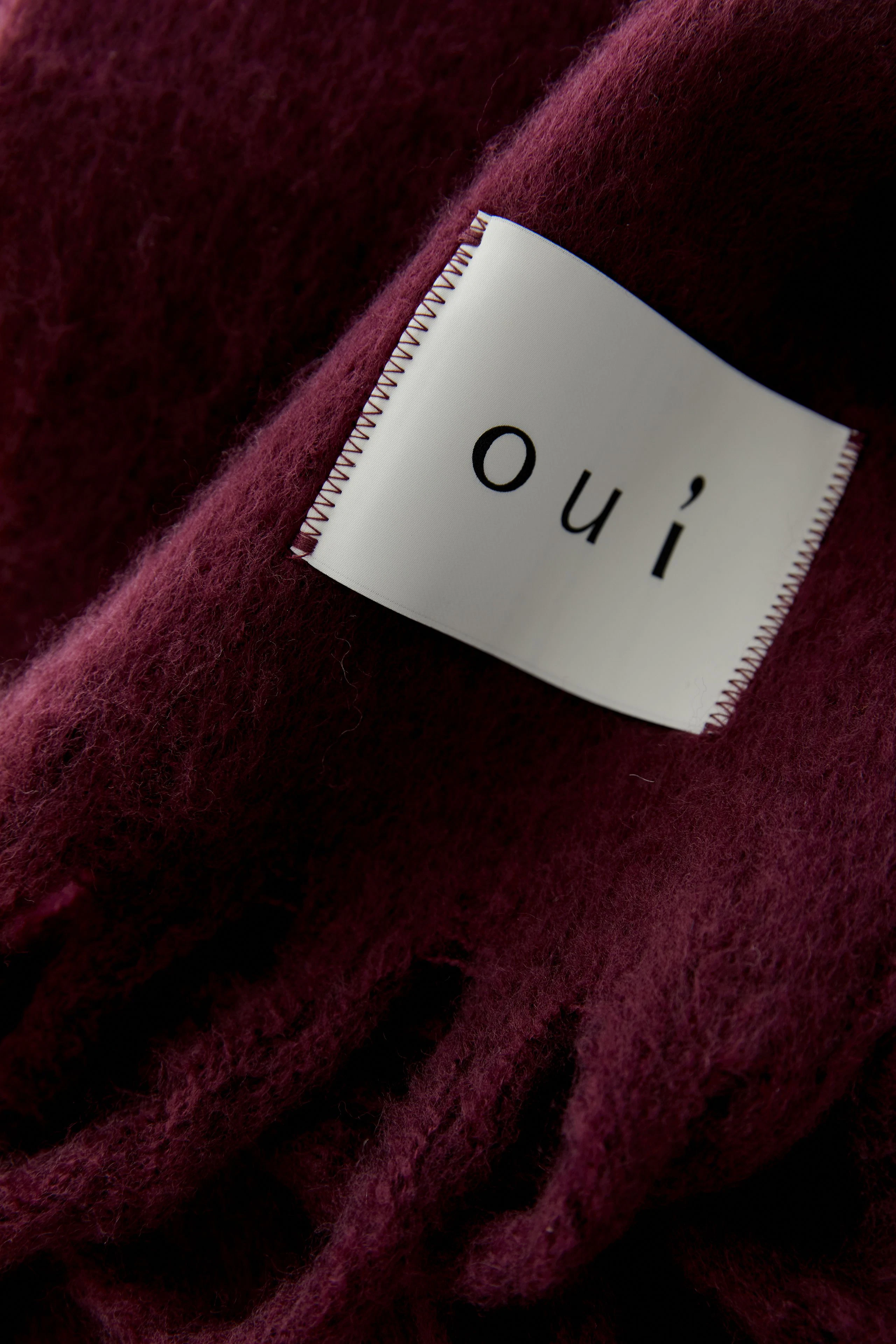 Weicher Damen-Schal in Bordeaux: Kuscheliger Schal mit Fransen und Oui-Label für stilvolle Akzente.
