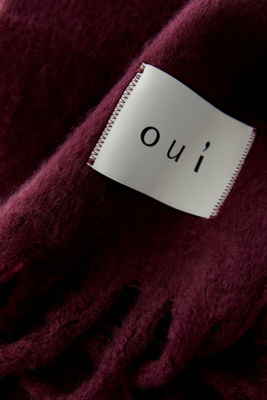 Weicher Damen-Schal in Bordeaux: Kuscheliger Schal mit Fransen und Oui-Label für stilvolle Akzente.