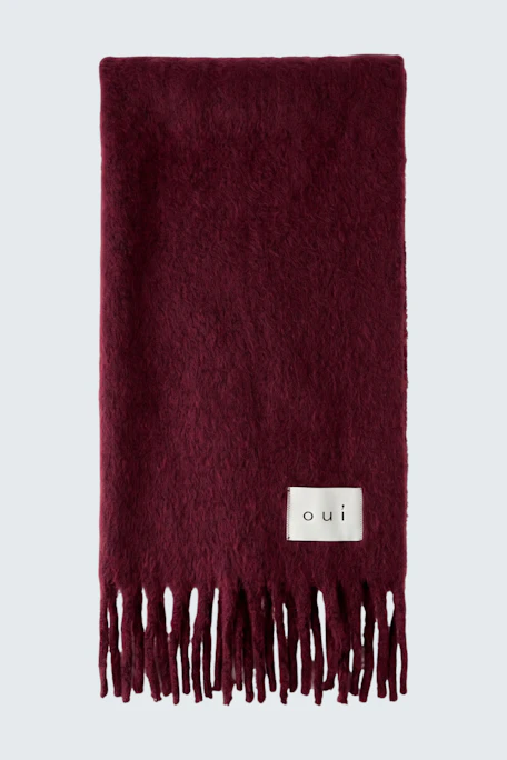 Cozy women's scarf: Soft burgundy scarf with fringed edges, perfect for adding warmth and style.