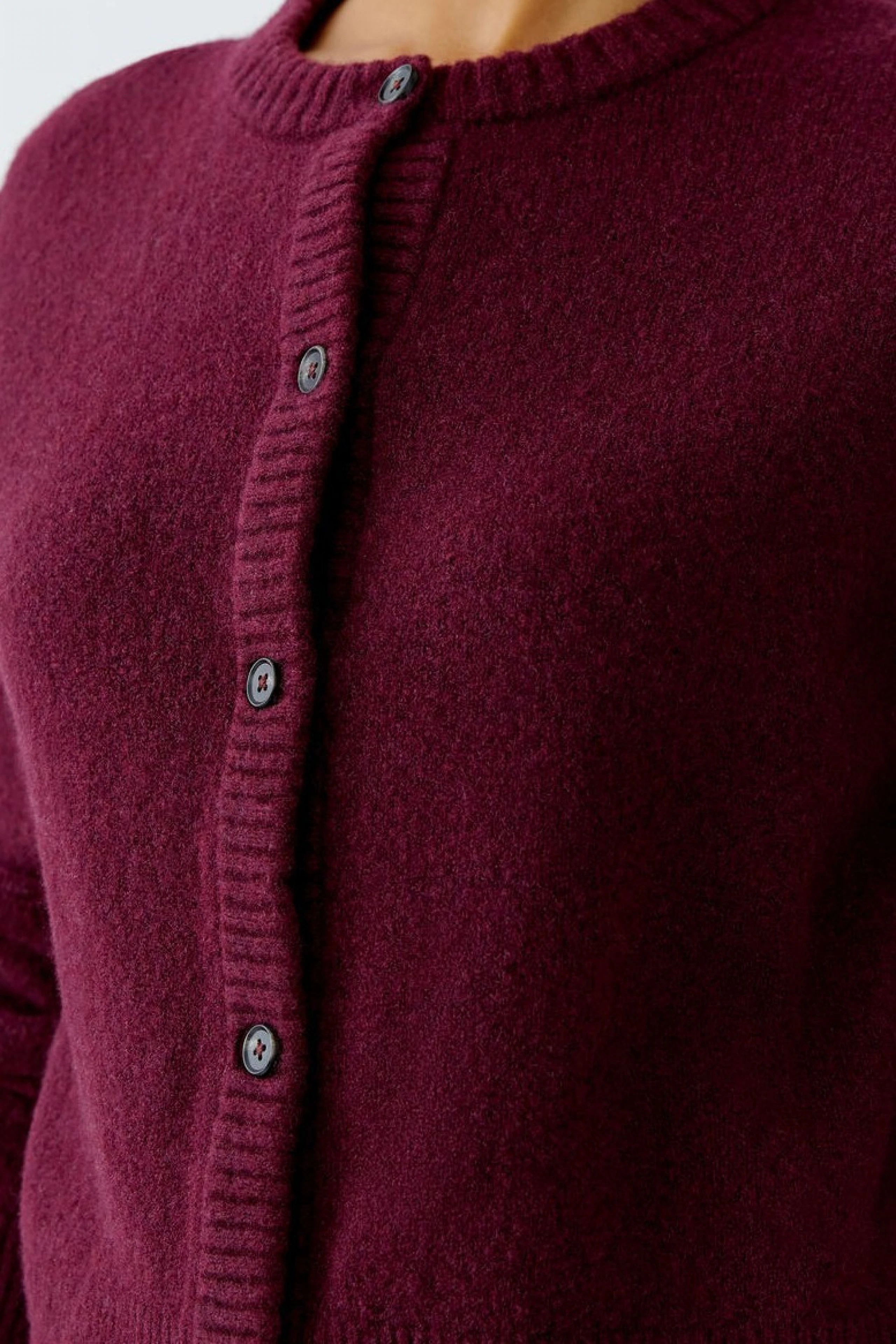 Bordeauxrote Strickjacke: Detailaufnahme des weichen Materials mit Knopfleiste, ohne Model.