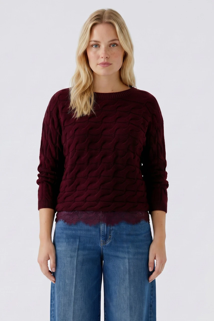 Damen-Pullover in dunklem Rot: Frau trägt einen strukturierten Strickpullover mit lässigem Schnitt.