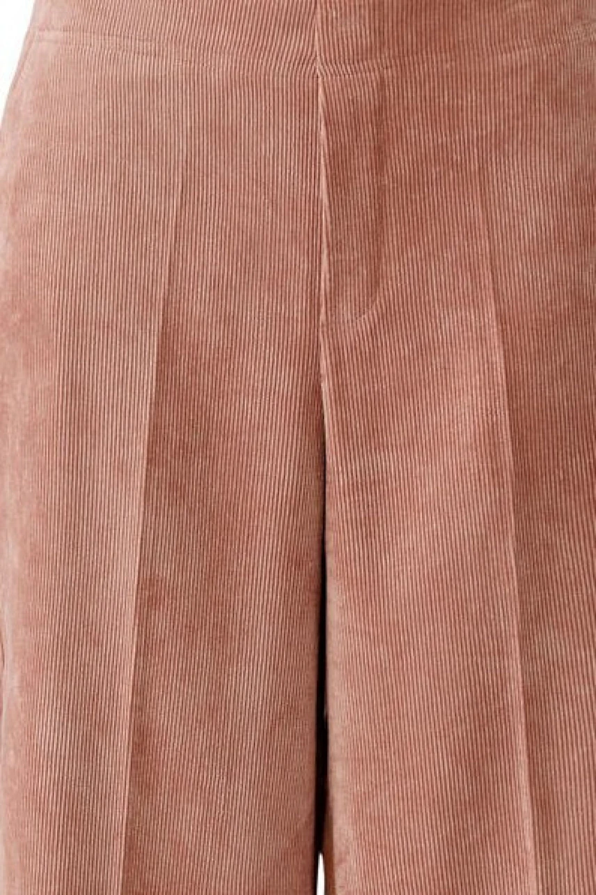 Cordhose in Rosa: Weiche, strukturierte Hose ohne Model, ideal für lässige Outfits.